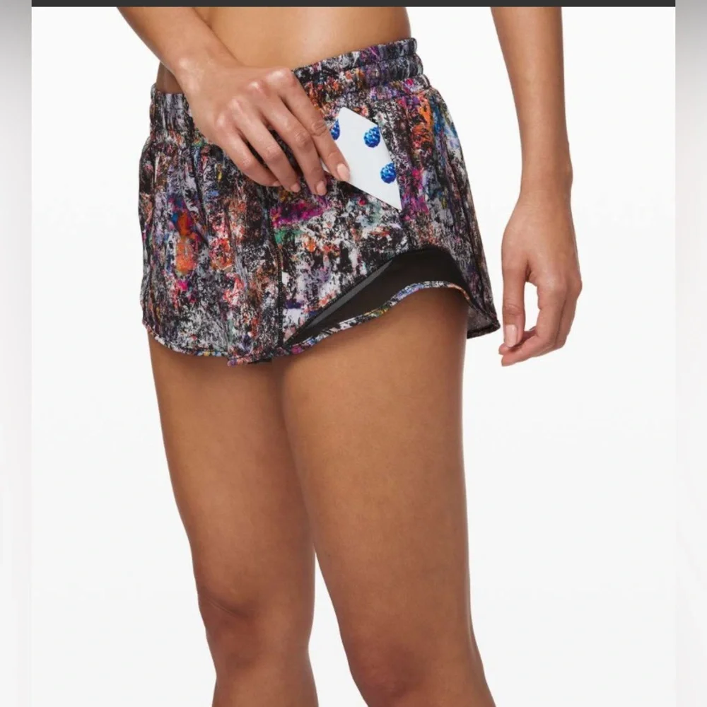 LULUEMON WOMENS HOTTY HOT LOW RISE VITALIZE BLACK MULTI COLORED MESH SHORTS 10